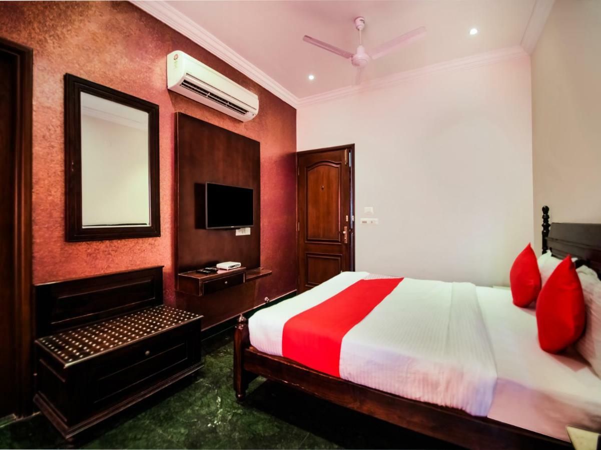 Oyo 1681 Hotel Devansh Udaipur Buitenkant foto