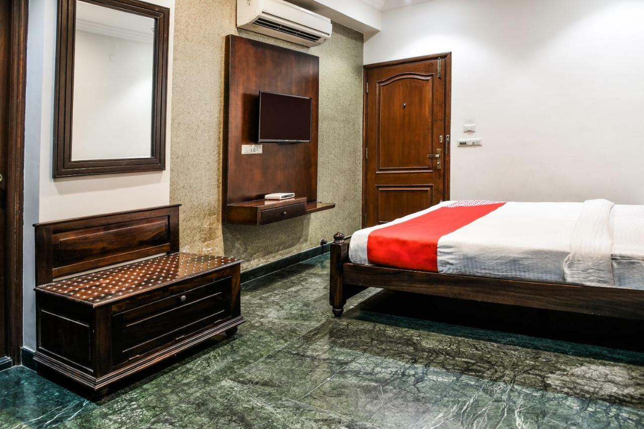 Oyo 1681 Hotel Devansh Udaipur Buitenkant foto