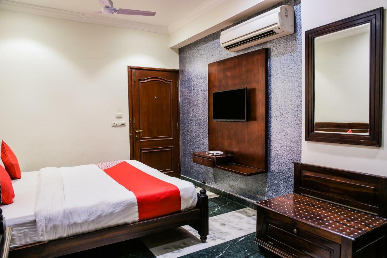 Oyo 1681 Hotel Devansh Udaipur Buitenkant foto